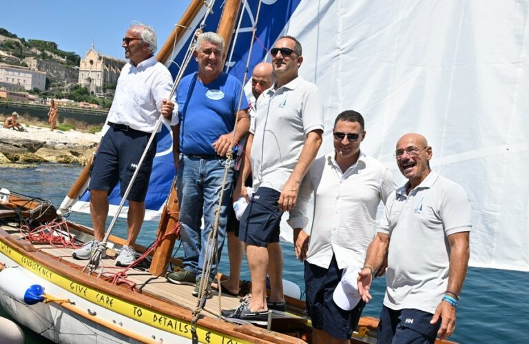 “Una vela latina per la pace”: inizia il viaggio nel Mediterraneo