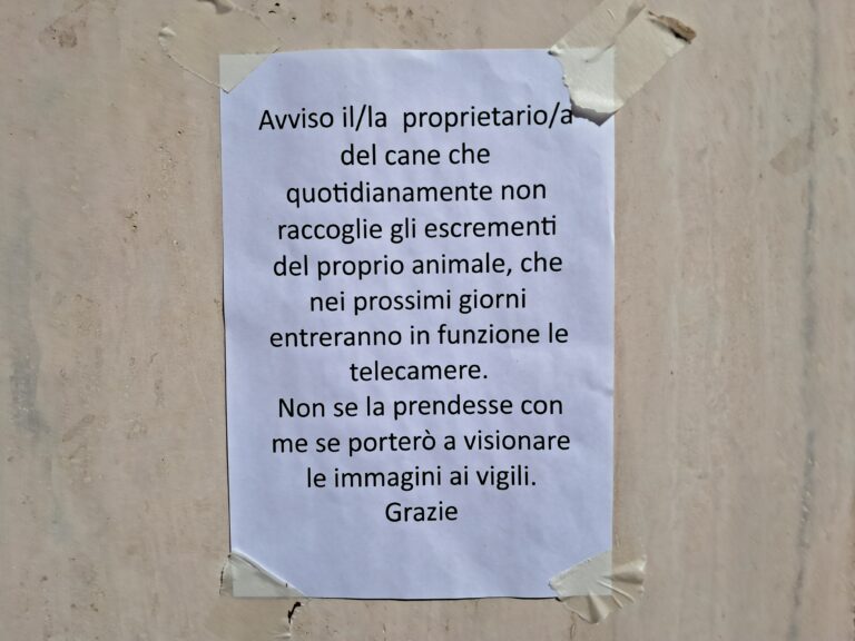 Formia, San Giulio – Deiezioni canine lasciate sul marciapiede. La ribellione pacifica dei residenti