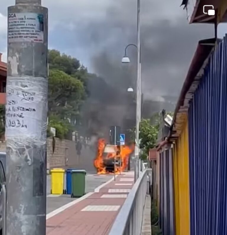 Formia, furgone in fiamme a Vindicio. Indagini in corso