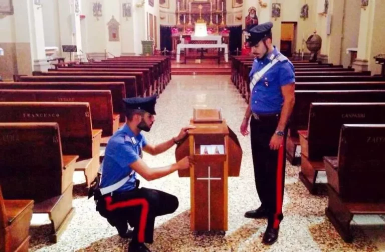 Tenta di forzare la porta d’ingresso di una sacrestia, ma desiste dall’intento delittuoso e scappa