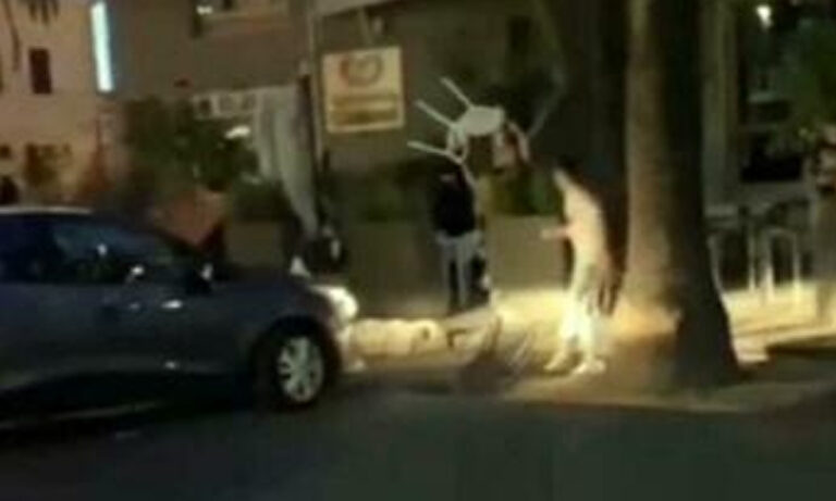 Calci e pugni al titolare di un bar che non voleva somministrargli altri alcolici