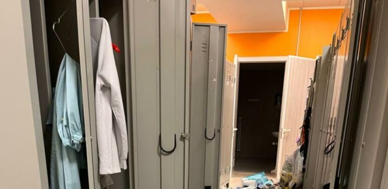 Forzano l’armadietto di un infermiere e gli rubano l’autovettura. Scoperti e denunciati