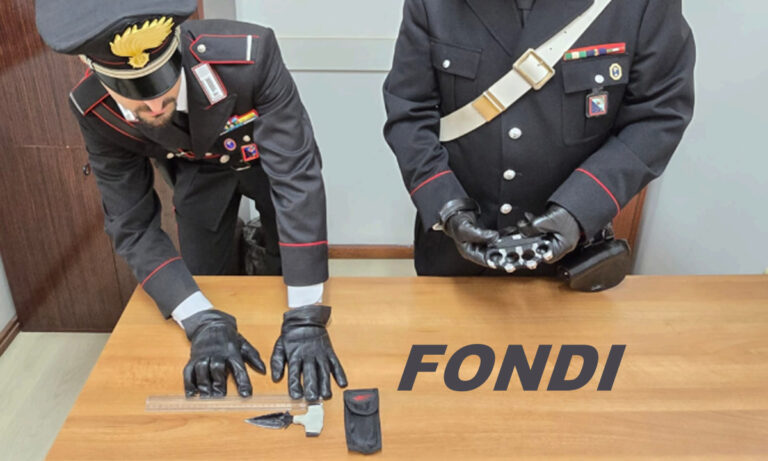 20enne di Fondi camminava con un coltello a “t” ed un tirapugni. Denunciato