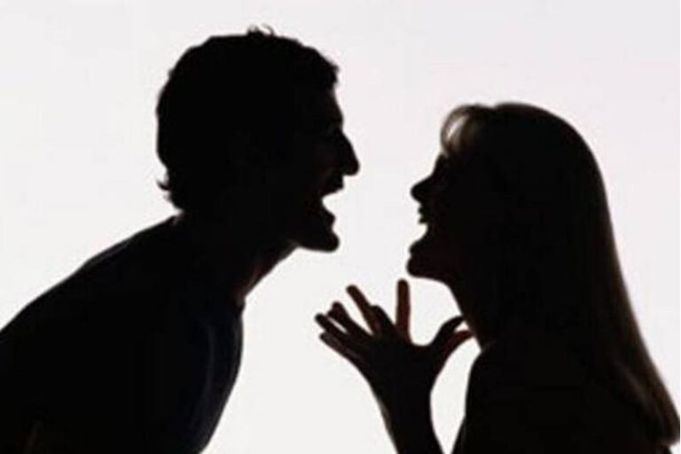 Urla e minaccia di portare via il bambino. Arrestato un uomo di Fondi