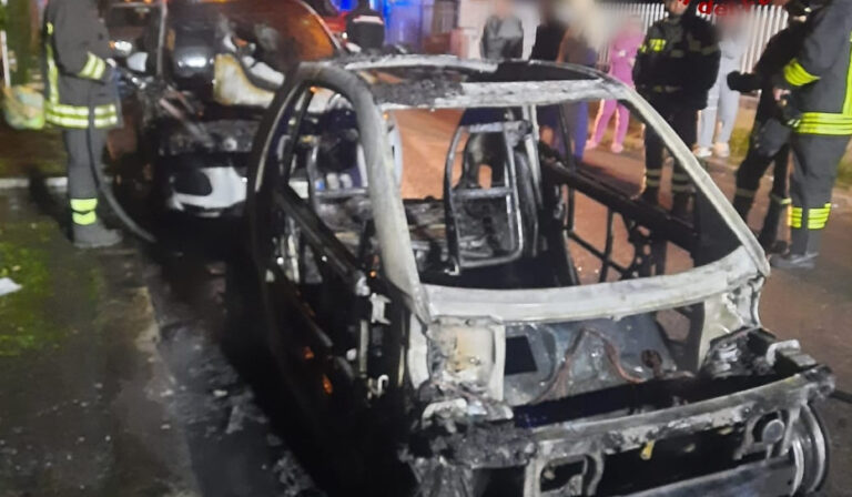Incendiate tre auto parcheggiate in Provincia di Latina. Un’auto è andata completamente distrutta