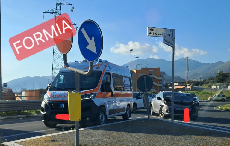 Formia, incidente stradale nella rotonda (centro Itaca)