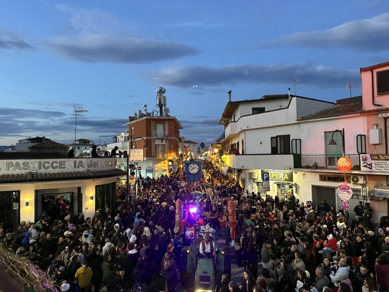 GRAN PIENONE A CELLOLE PER LA PRIMA SFILATA DEL CARNEVALE 2025 LA PROSSIMA IL 4 MARZO
