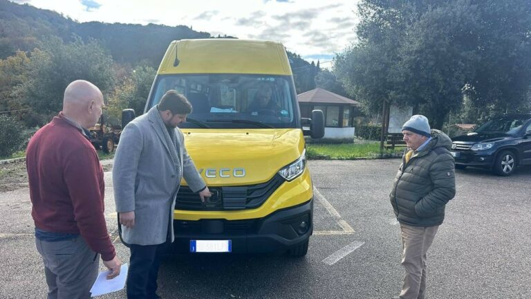 CAMPODIMELE, ARRIVA IL NUOVO SCUOLABUS ELETTRICO ALIMENTATO DA ENERGIA AUTOPRODOTTA DAL COMUNE