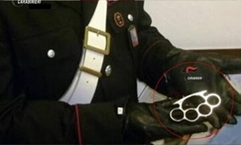 In giro con un tirapugni in metallo senza giustificato motivo. I Carabinieri denunciano un 32enne