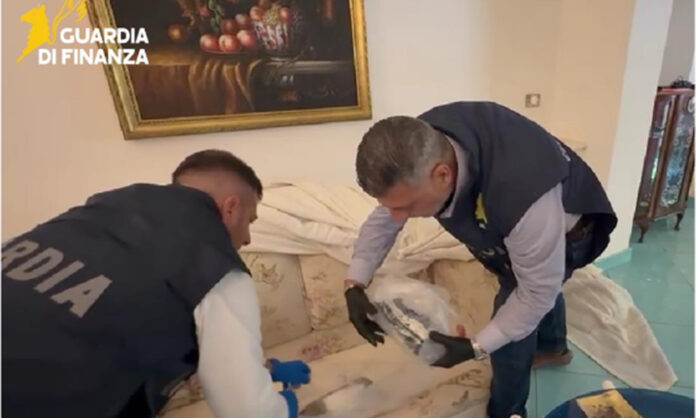 droga divano finanza