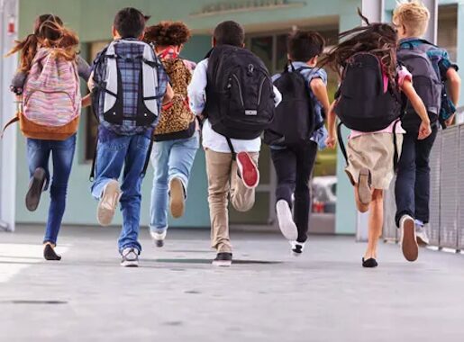scuola-bambini-gente-giovani-folla-zaini-Lama-schiena-scuola-515x380