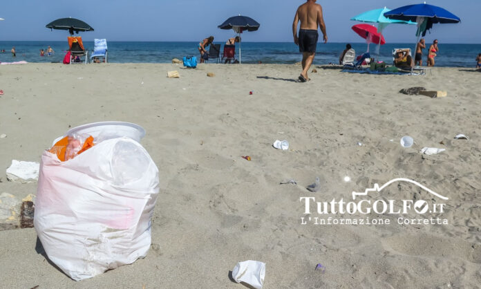spiaggia sporca dopo ferragosto